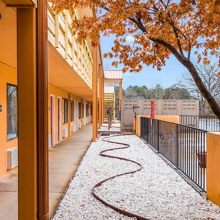 Quality Inn & Suites Corinth West Extérieur photo