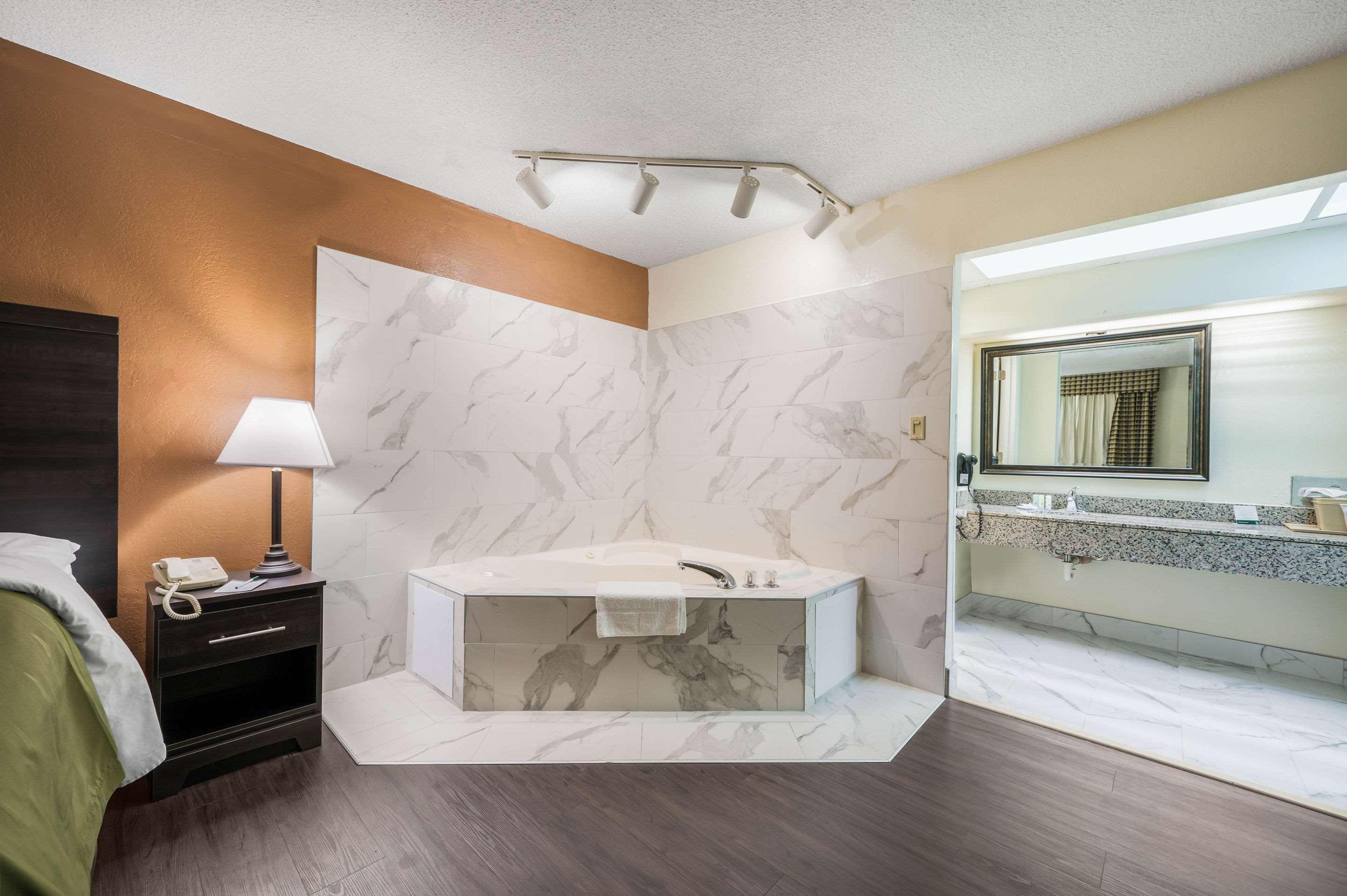 Quality Inn & Suites Corinth West Extérieur photo