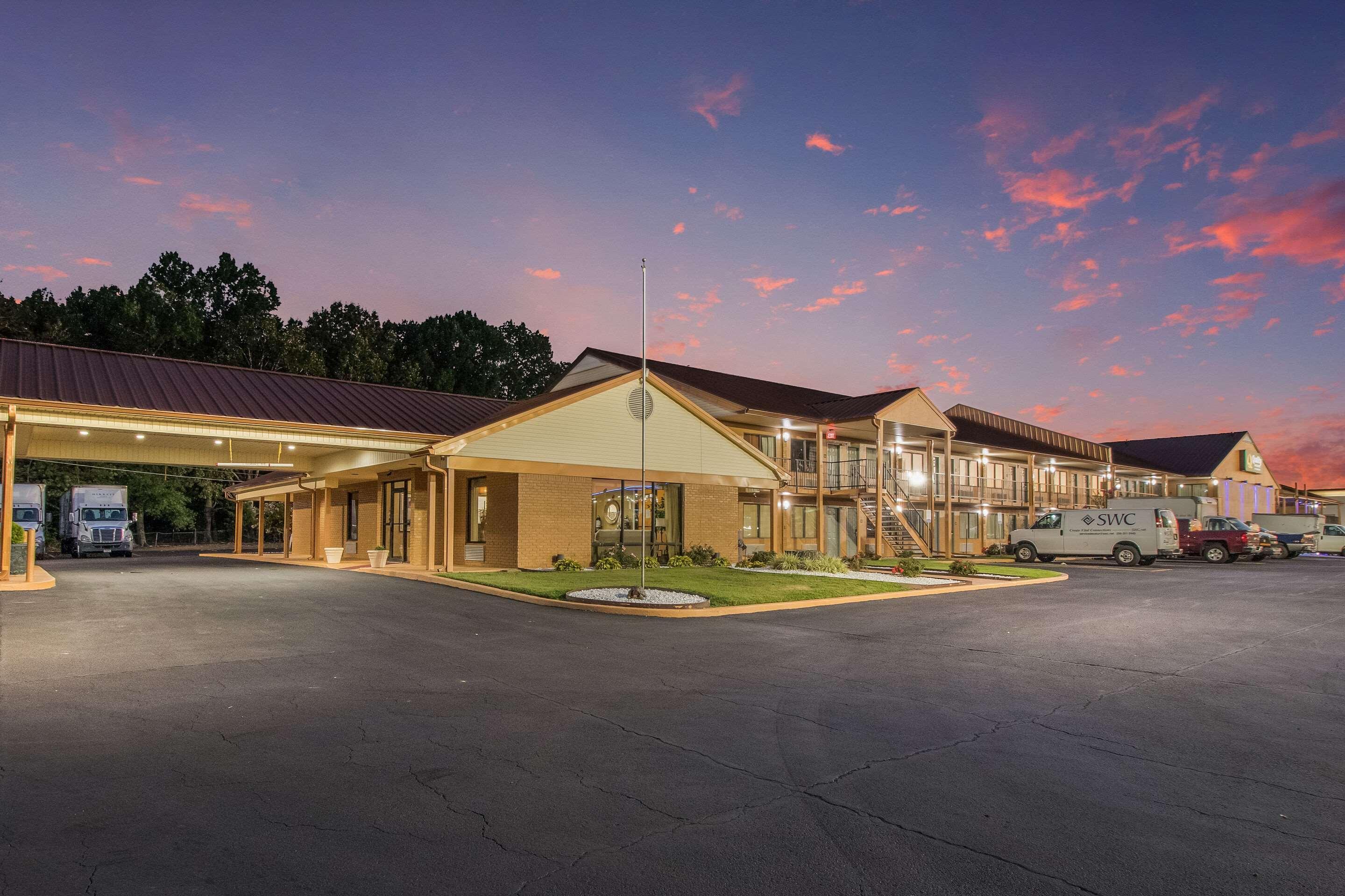 Quality Inn & Suites Corinth West Extérieur photo
